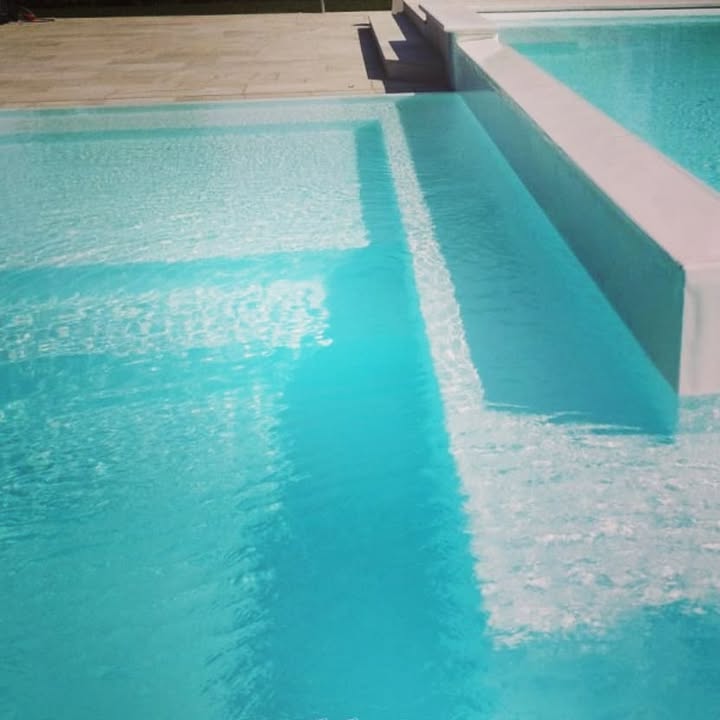 Bordi piscina in gres porcellanato: design, sicurezza e qualità da Sassuolo